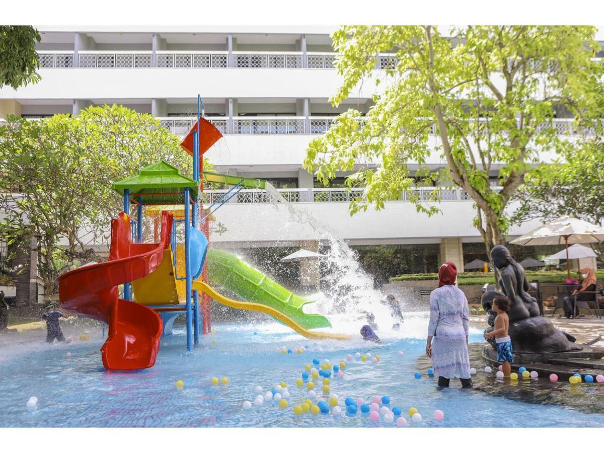 ホテル ロイヤル アンバルクモ ジョグジャカルタ エクステリア 写真